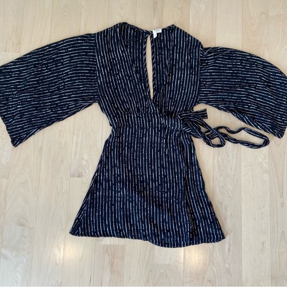 Billabong black and white stripe relax on high wrap bell sleeve dress Large nwt - Picture 7 of 9